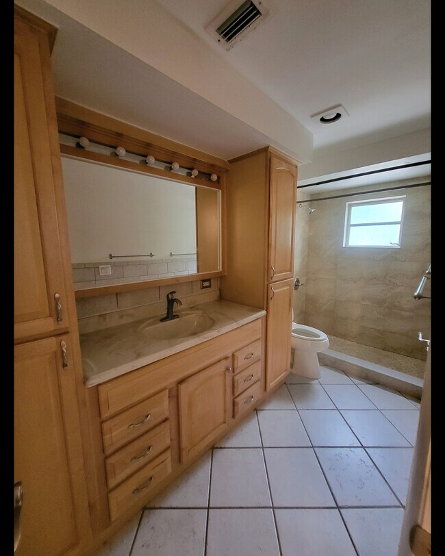Building Photo - 1429 Winkler Ave