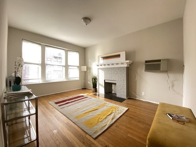 Living room with lots of natural lighting - 2 Bedroom A - 2849 N Orchard