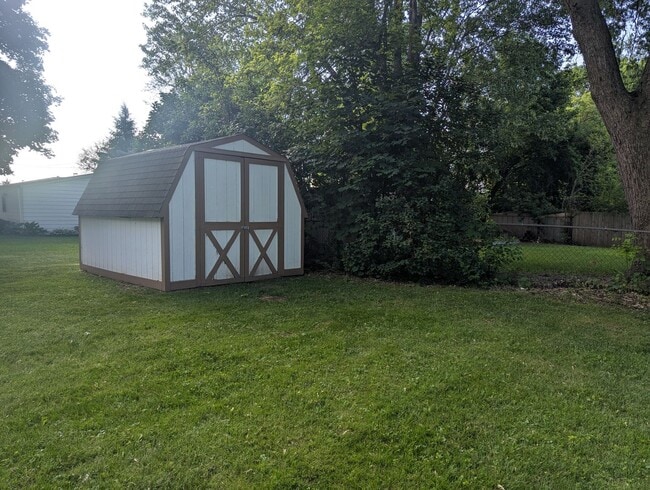 Building Photo - Well-maintained, Updated 2-bedroom home on...