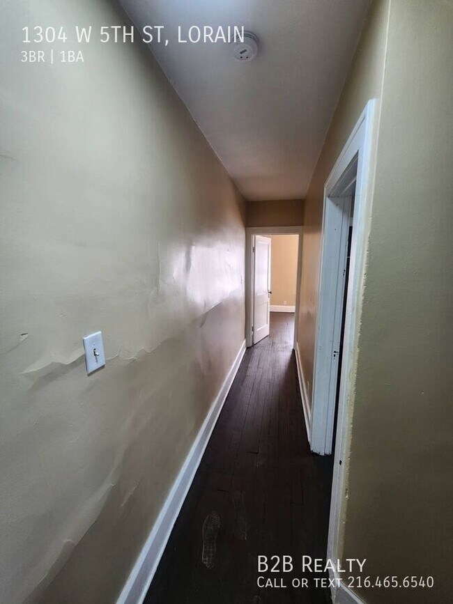 Building Photo - 1304 W 5th St