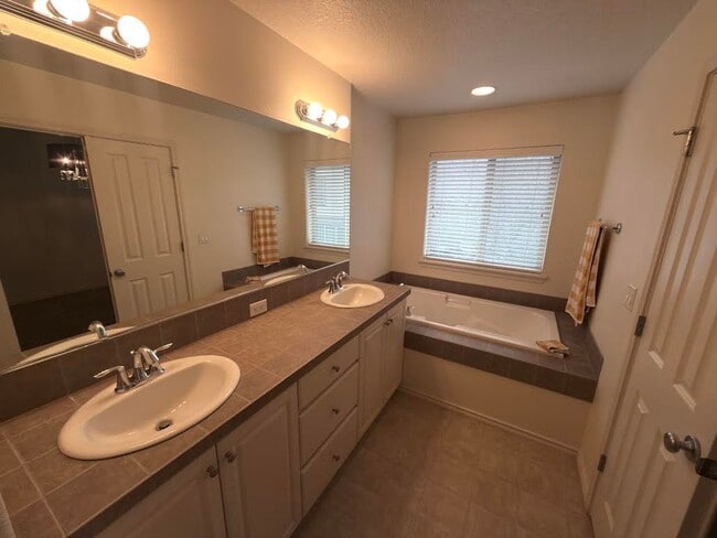 Building Photo - Beautiful Townhome Available in Prestigious Arbor Woods at Murrayhill