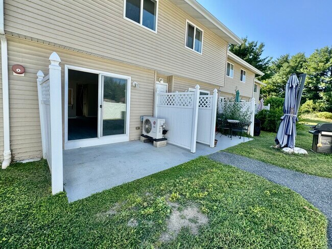 Building Photo - 466 Danbury Rd