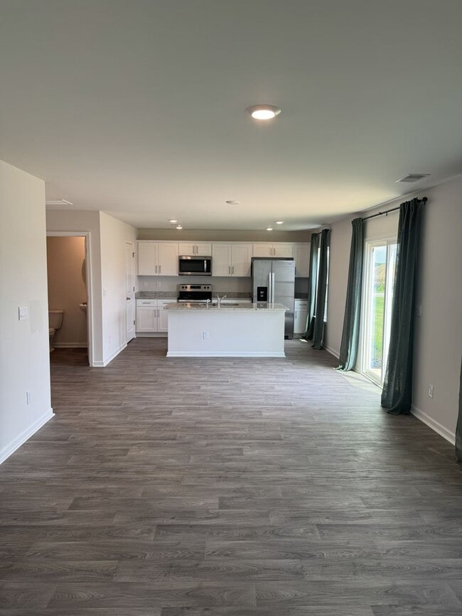 Building Photo - ***** $200 OFF FIRST MONTH RENT *****