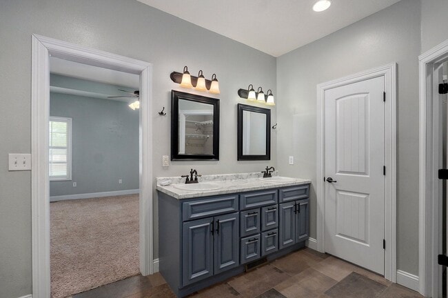 Building Photo - Stunning 4 Bedroom house for rent in Roger...