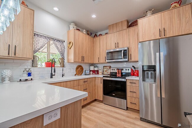 Building Photo - 3400 S Ave 7th E