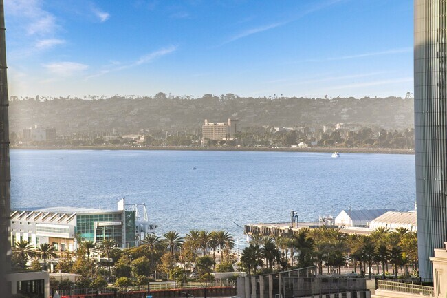 Building Photo - Luxurious 17th-Floor Renaissance Condo with Stunning City Views