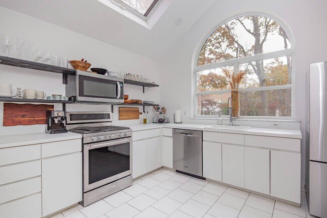 Building Photo - 43 Wooded Oak Ln