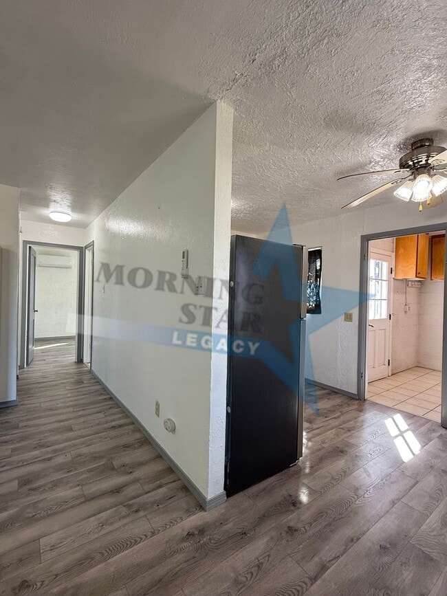 Building Photo - Sweet 2 Bedroom Home - Available Now!