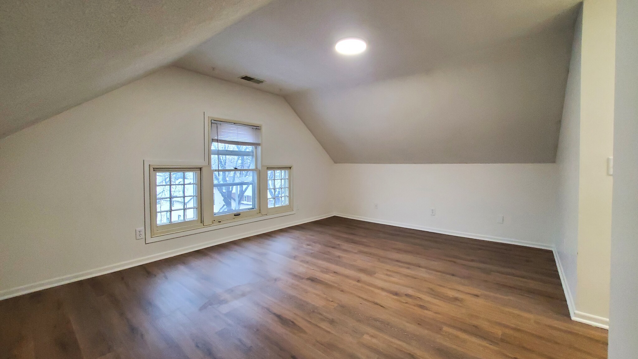 Living area - 164 Congress St W