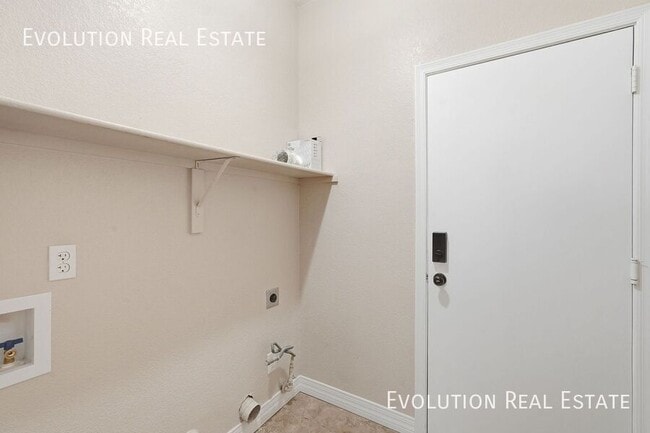 Building Photo - 3130 S 81st St