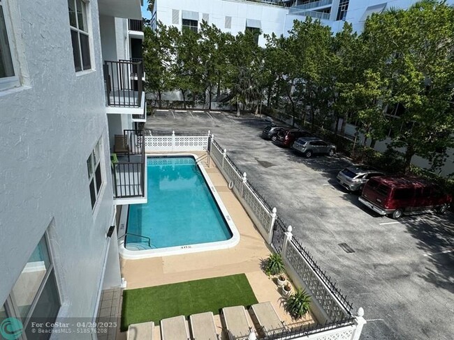Building Photo - 3000 Riomar St