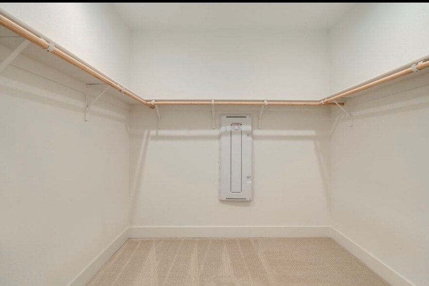 Building Photo - 1423 Venice Ter