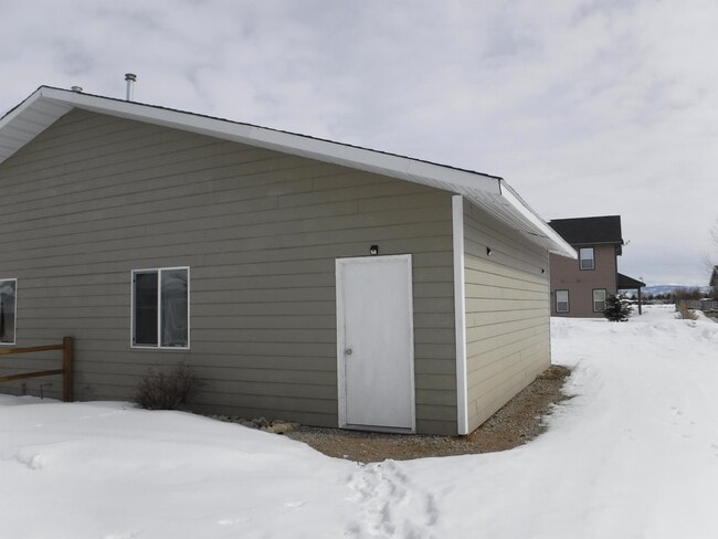 Building Photo - 441 Country Club Ln