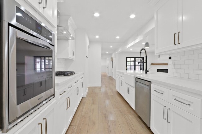 Building Photo - 3 bed 2 bath remodeled home features rustic charm blended with contemporary elegance