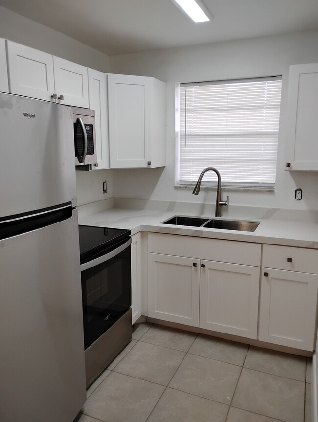 Brand New kitchen and stainless appliances - 3761 SW 59th Terrace