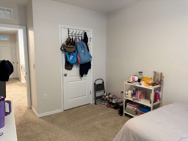 Building Photo - Large 4 Bedroom/2.5 Bathroom Home in Thompson Grove