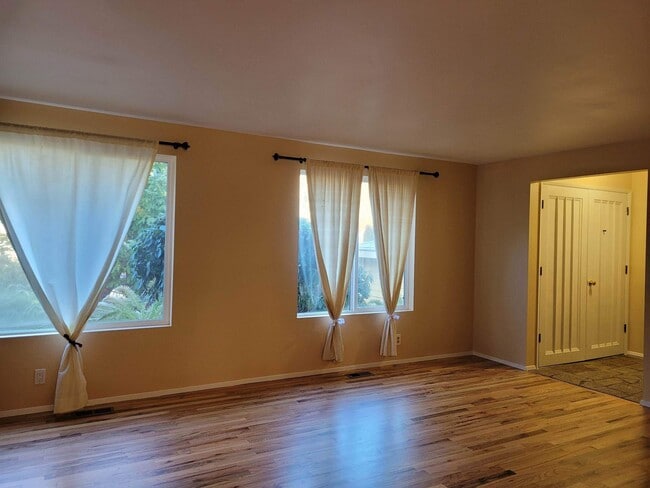 Living room - 1018 142nd Ave SE