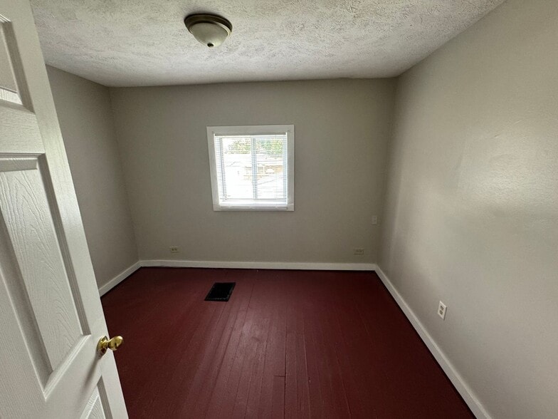 Building Photo - West Side 3 bedroom 2 bath