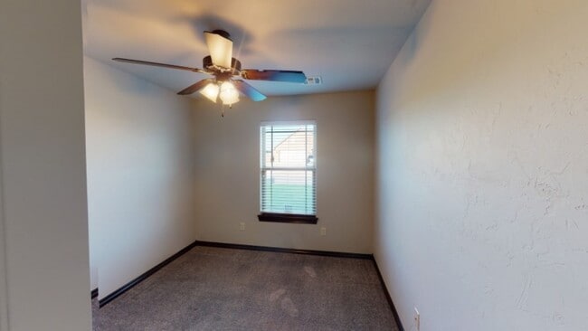 Building Photo - 1621 NE White Rock Dr