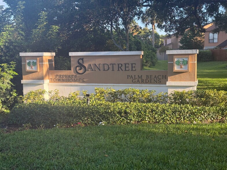 Building Photo - 814 Sandtree Dr