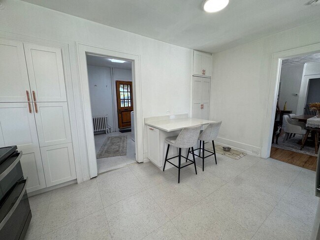 Building Photo - 3 Bedroom, 1.5 Bath, Furnished Home in Houghton