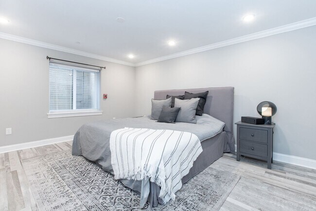Building Photo - Spacious 2 Bed & 2 Bath Now Available in E...
