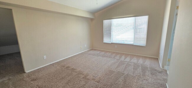 Building Photo - Lovely Home in Desirable Golf Course Commu...
