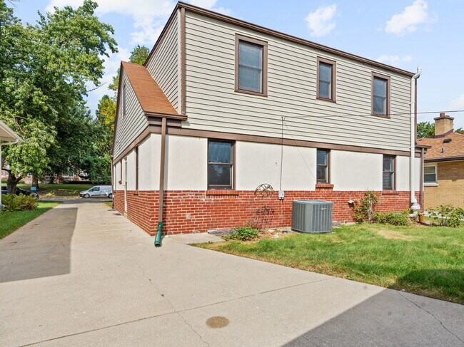Building Photo - 361 Bryant Ave