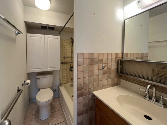 Building Photo - 1BD/BA at Waikiki Townhouse. Spacious, great views.