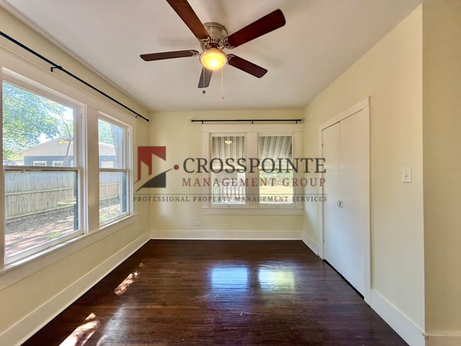 Building Photo - Tour Today! Charming 2 bedroom, 1 Bathroom!