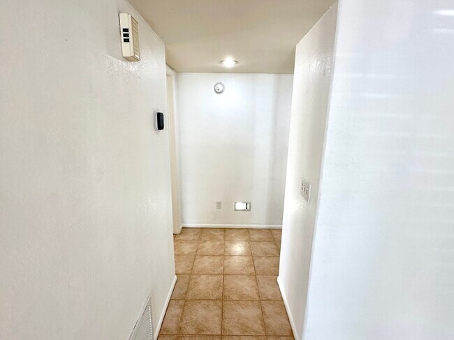 Building Photo - Welcome to this charming 2-bedroom, 2-bath condo in a gated Ventana Condominiums
