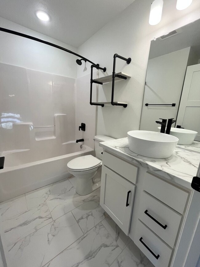 Building Photo - 4 Bed/3.5 Bath with 4 Stall Heated Garage!