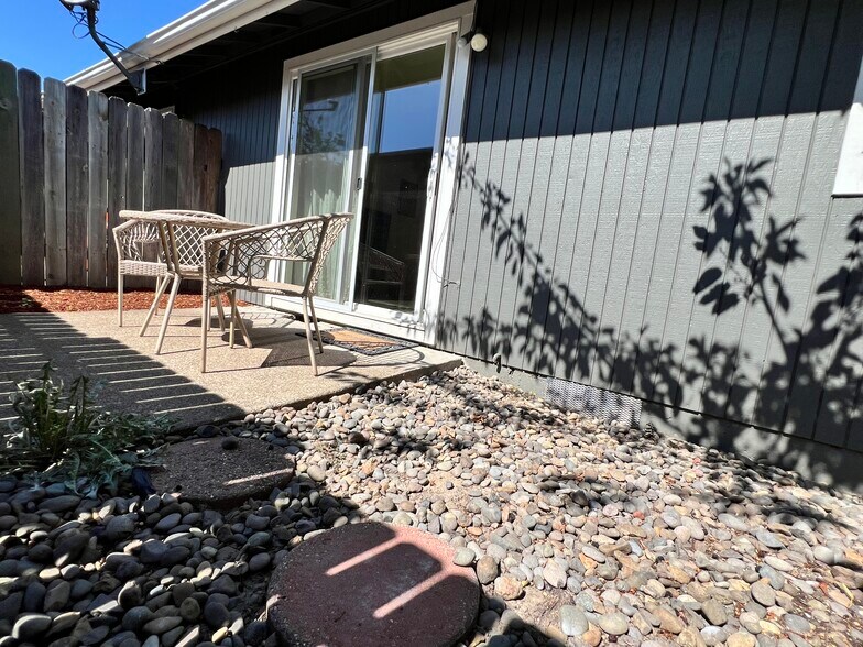 Building Photo - 376 Catron Street North