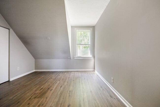 Building Photo - Victorian-style apartment available in the serene SW Hills