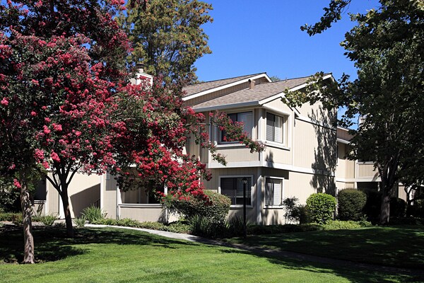 Building Photo - 2705 Range Ave