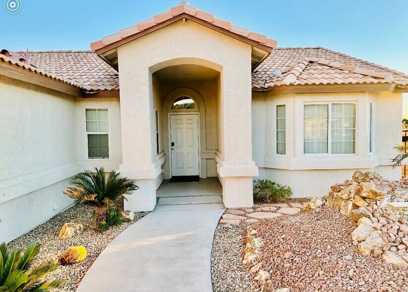 Building Photo - 2968 La Paloma Dr