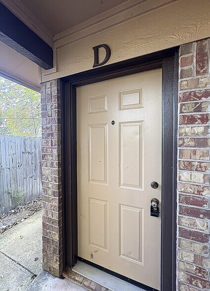 Building Photo - 3901 Hereford Ln