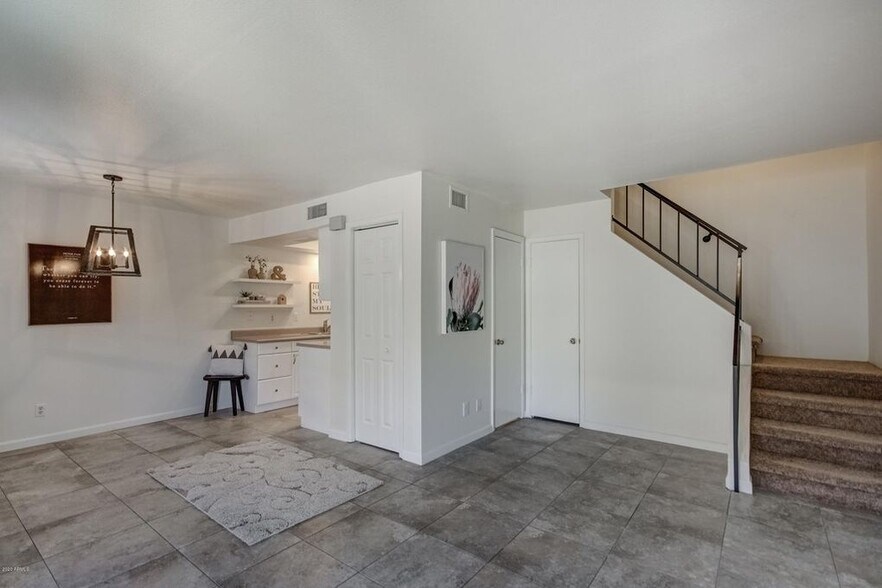 Building Photo - 286 W Palomino Dr