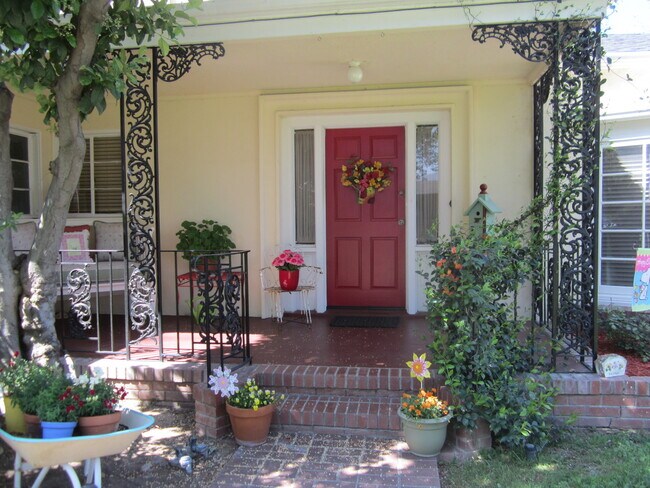 Building Photo - Classic Home Near Golf Course