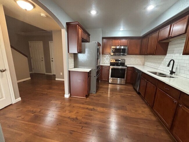 Building Photo - 4 Bedroom 3.5 Bath Townhome in Saddle Ridge!!!