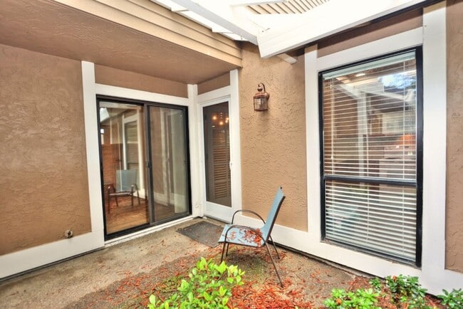 Building Photo - Beautiful corner halfplex available now for rent!