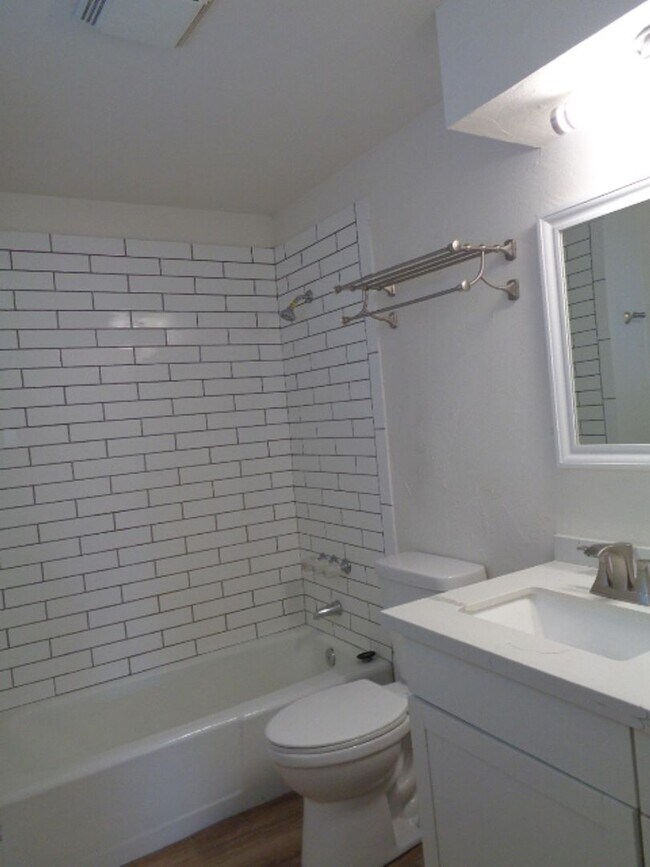 Building Photo - 4334 N 15th Ave