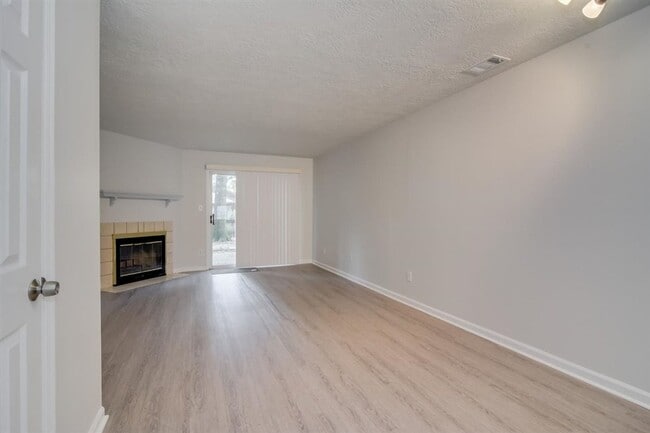 Building Photo - Remodeled 2 bedroom 1.5 bathroom townhome ...