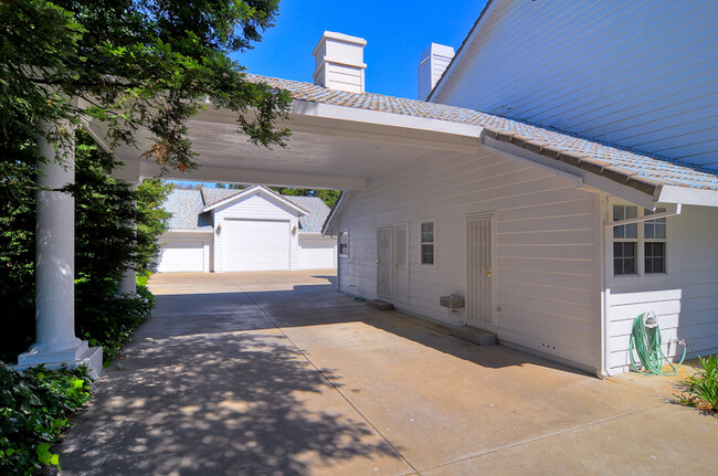 Building Photo - Majestic Country Getaway