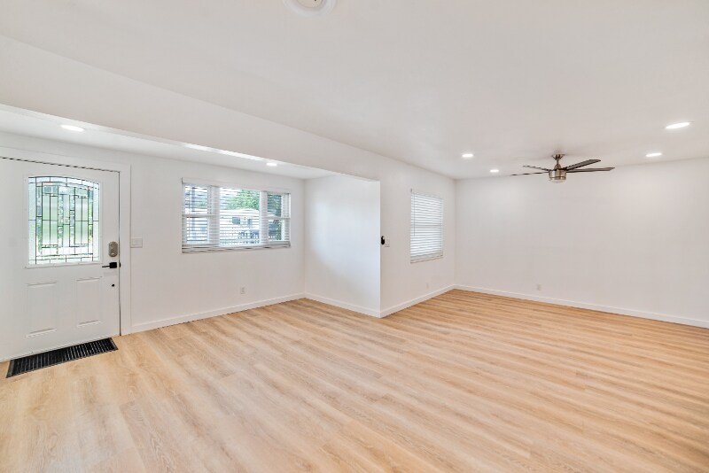 Building Photo - 4413 W Rogers Ave