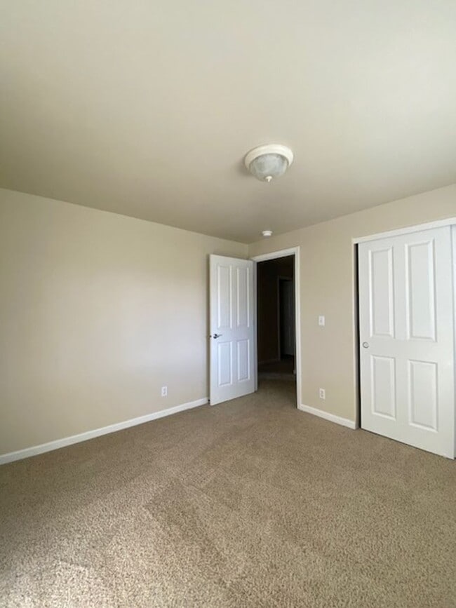 Building Photo - 3 Bedroom on Dead End Street!!