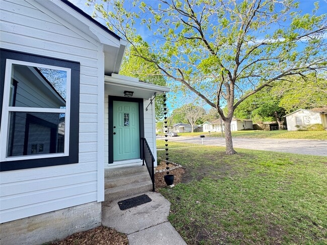 Building Photo - 1901 Marjorie St