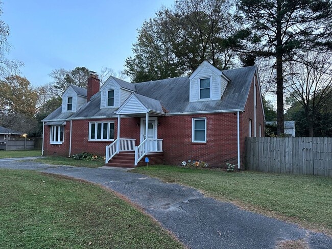 Primary Photo - 2 Bedroom Downstairs Duplex in Norfolk
