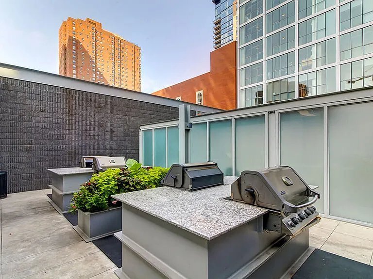 Building Photo - 809 N La Salle Dr