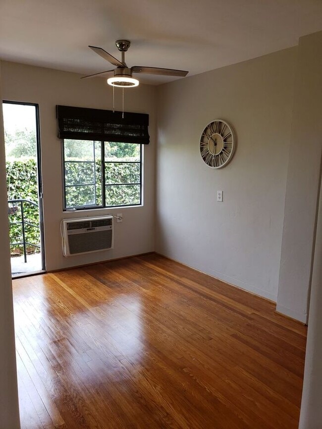 Building Photo - Vintage 1 Bedroom in Kensington with priva...